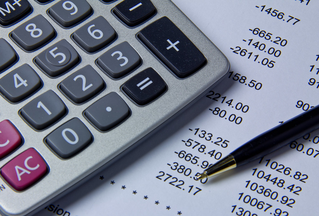 Calculadora e extrato financeiro usados na conciliacao bancaria