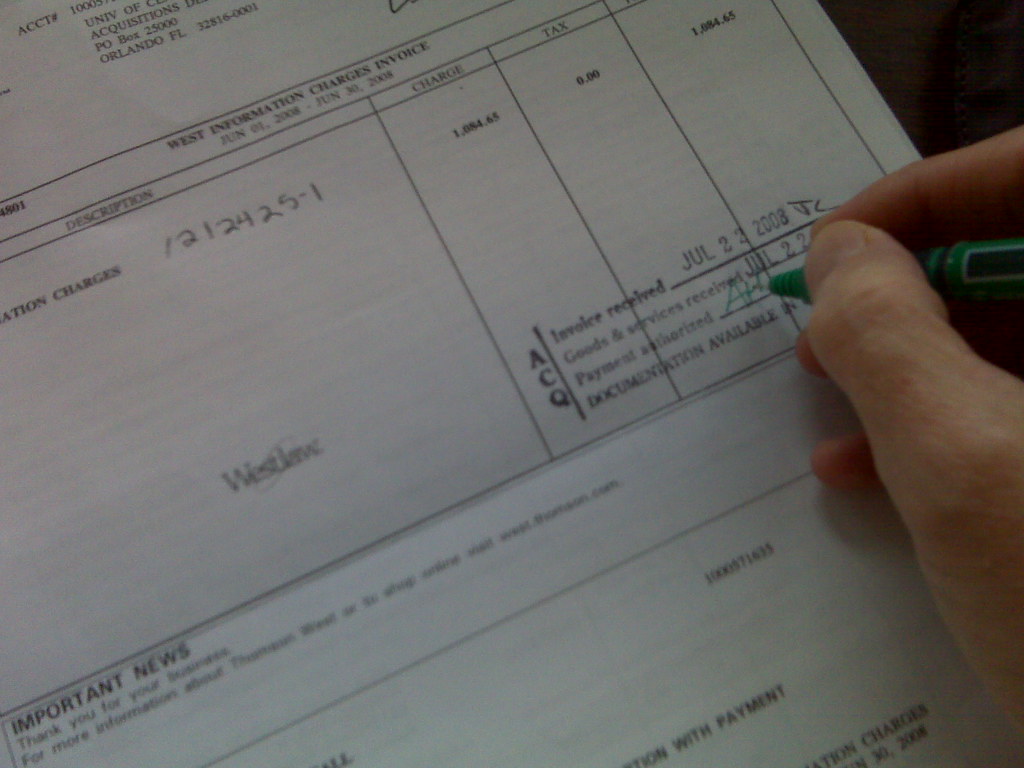 Notas fiscais e documentos de pagamento organizados